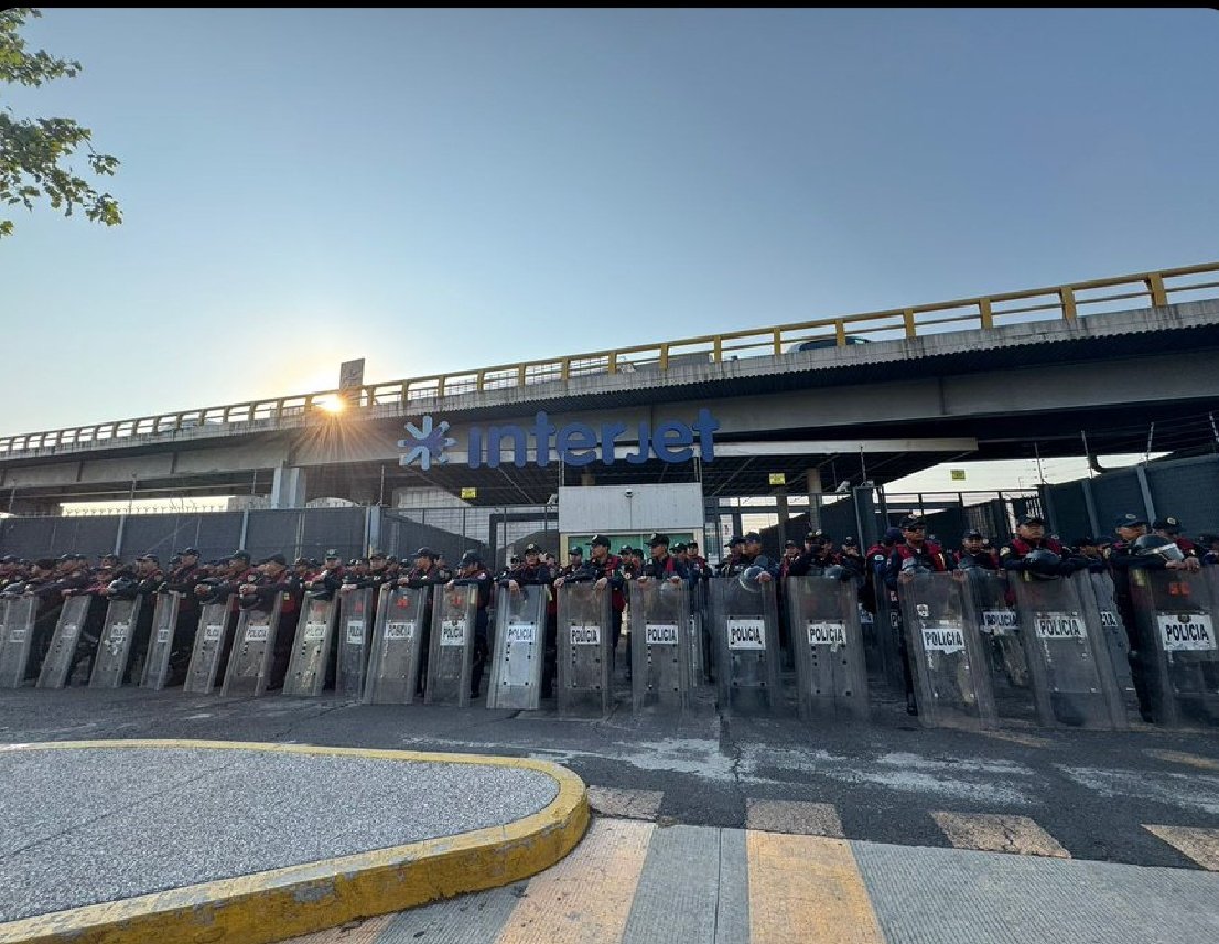 Debido a protesta de la CNTE en el @AICM_mx el acceso entre terminales se encuentra cerrado, se esperan serias afectaciones en la zona (foto: cap. cesar Juarez)