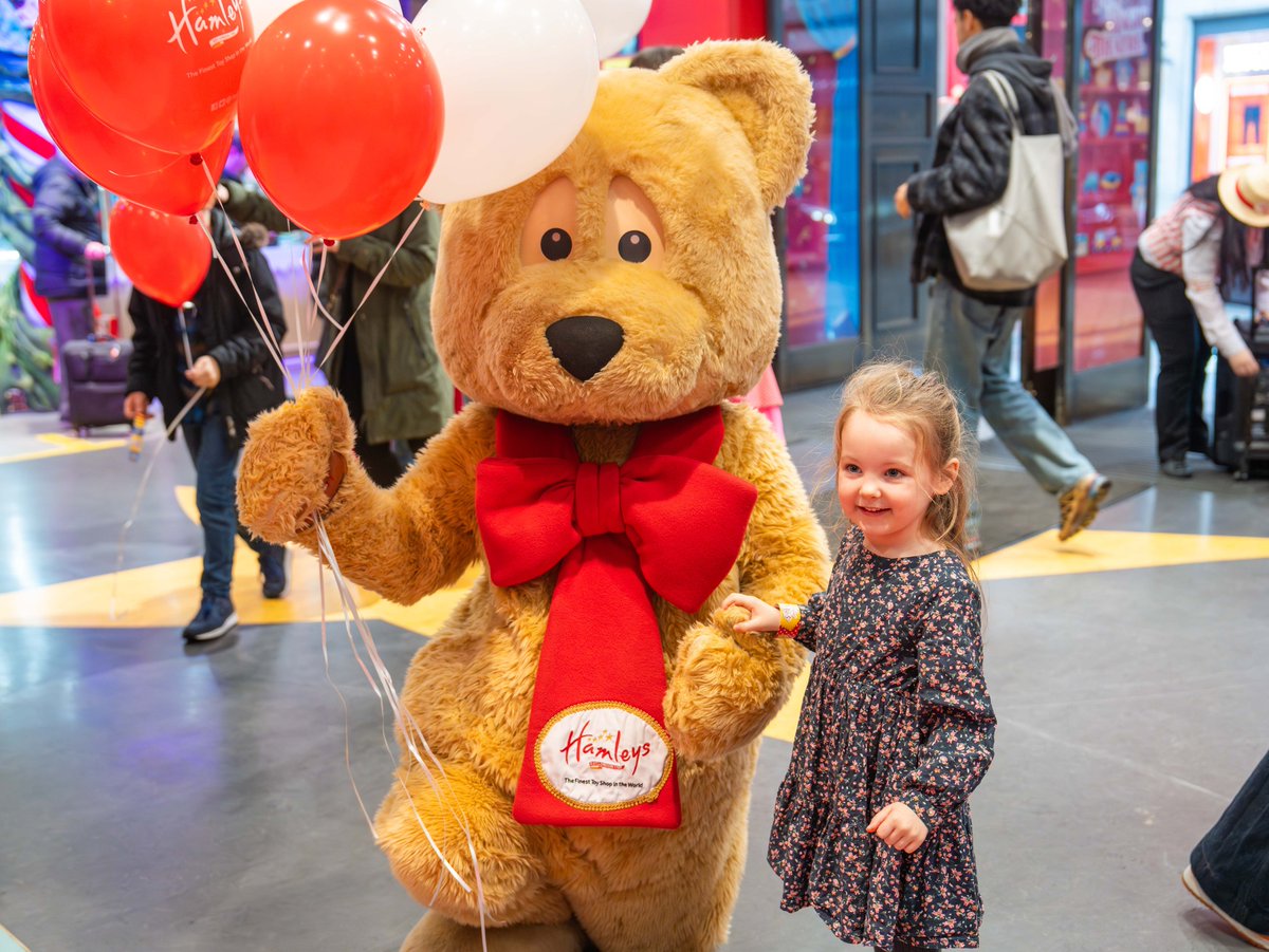 Join Hamley bear🧸as he visits Hamleys St. Pancras this bank holiday Monday!
Meet Hamley at 1pm and 2pm for the most furtastic hugs and high fives! 🙌🤗
He can bEARly contain himself..