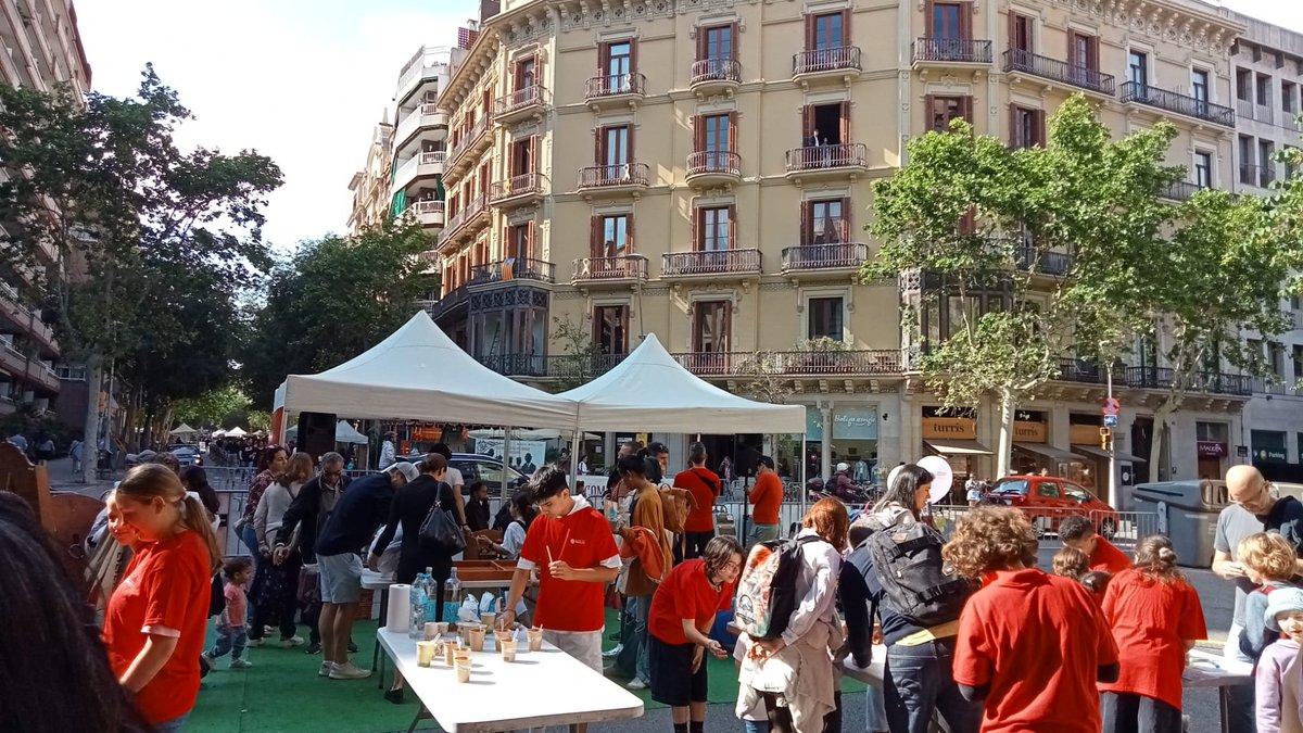 Sagrat Cor Diputació (@sagratcordip) on Twitter photo Dia intens a la Fira Modernista de l'Eixample.
Els alumnes d'ESO han fet un concert de bandes sonores i un taller de ciència.
<a href="/CorEixample/">coreixample</a> #FiraModernista24 Dia intens a la Fira Modernista de l'Eixample.
Els alumnes d'ESO han fet un concert de bandes sonores i un taller de ciència.
<a href="/CorEixample/">coreixample</a> #FiraModernista24