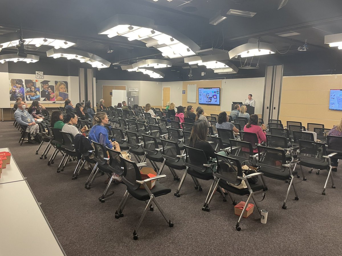 WorldLangSDCOE's tweet image. Participants @ the #WorldLanguages &amp;amp; #GlobalCompetence Day experience an innovative hybrid session from across the 🌐. #LanguageEducators &amp;amp; @PHLinLosAngeles @ctflc @SpainEdOffice &amp;amp; @FranceinLA showcase work w/ #TwoShores #InterCulturalExchangeProgram. #SDbiliteracy @SanDiegoCOE