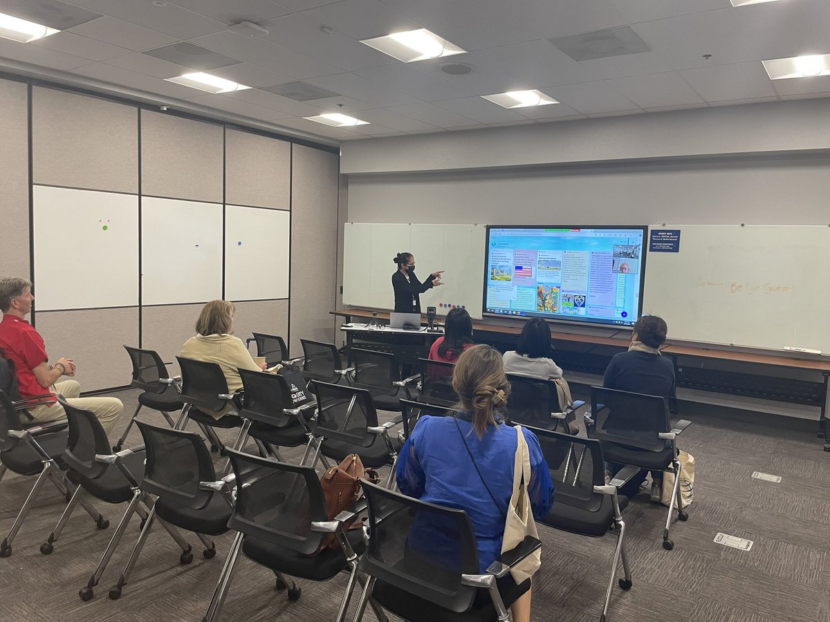 WorldLangSDCOE's tweet image. Participants @ the #WorldLanguages &amp;amp; #GlobalCompetence Day experience an innovative hybrid session from across the 🌐. #LanguageEducators &amp;amp; @PHLinLosAngeles @ctflc @SpainEdOffice &amp;amp; @FranceinLA showcase work w/ #TwoShores #InterCulturalExchangeProgram. #SDbiliteracy @SanDiegoCOE