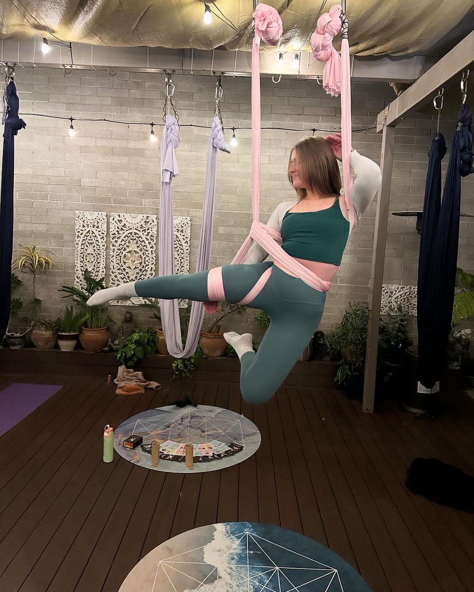 Floating our way to evening aerial classes to close the week on a high ✨

Plus it’s got amazing views over some round yoga mats, which is your fave? Just kidding, we know it’s impossible to pick!

📸: Carleigh with her Coast yoga mat 💛🏝️
#Beachyogamat #roundyogamat #blueyogamat