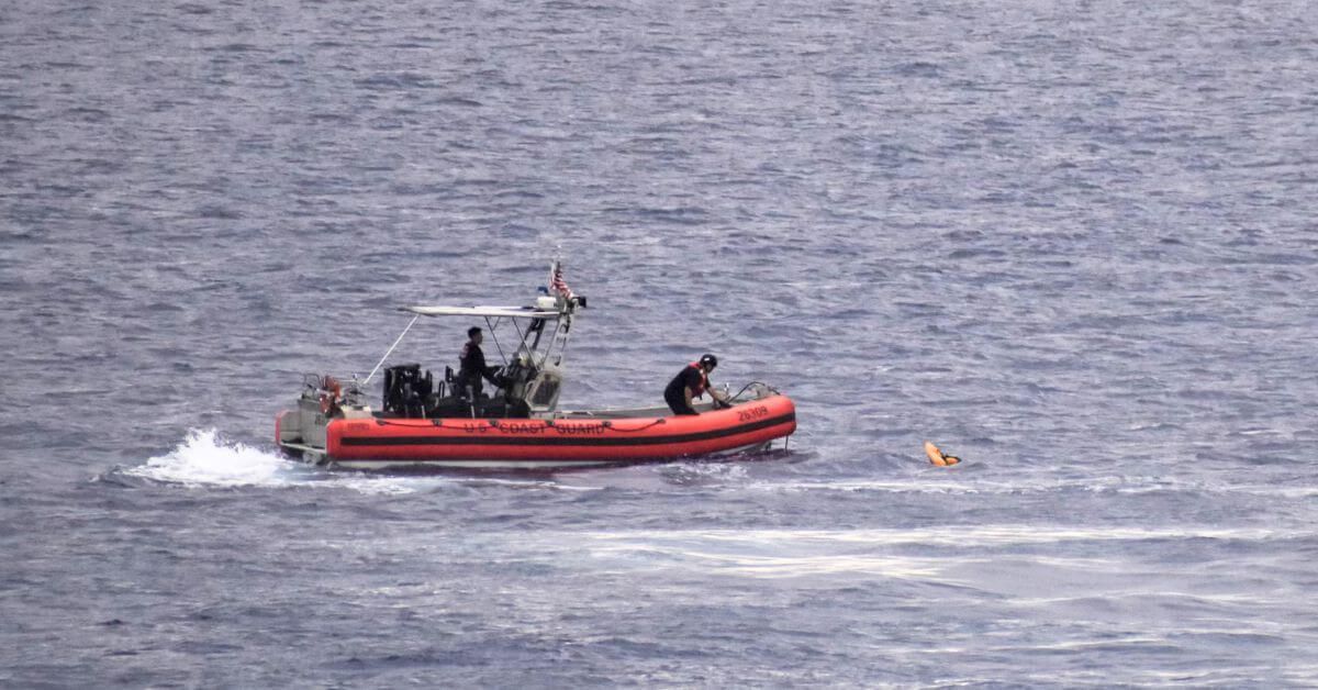 U.S Coast Guard suspends search for 2 missing mariners near Bahamas. Check out this article 👉marineinsight.com/shipping-news/… #USCG #Bahamas #Maritime #MarineInsight #Merchantnavy #Merchantmarine #MerchantnavyShips