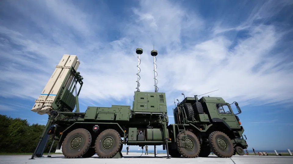 Ukraine has received the another IRIS-T-SLM air defense system from Germany. It is now the 4th unit in Ukraine's arsenal. In the long run, Germany will deliver nine IRIS-T-SLM and eleven IRIS-T-SLS air defense systems. Source (German): spiegel.de/politik/deutsc…