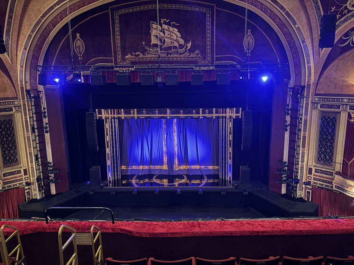 A night at the theatre watching Six the Musical. There’s no place like home 🎭🎭