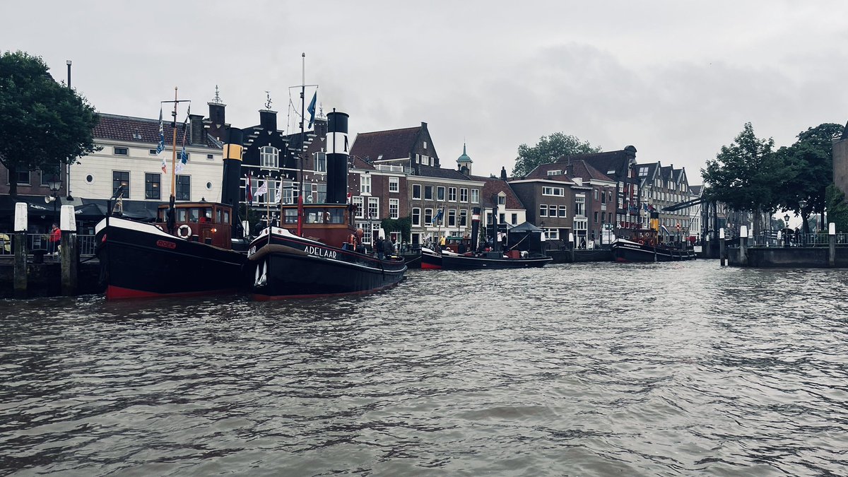 Dit weekend met de #RR913 aanwezig bij <a href="/Dordtinstoom/">dordtinstoom</a>. 

In verband met de 'Vlootschouw' van Dordt in Stoom wordt de kruising Oude Maas/Noord/Beneden Merwede vrijdagavond 24 mei van 19:00u - 22:00u gestremd voor grote schepen (≥ 20 meter).

<a href="/Rijkswaterstaat/">Rijkswaterstaat</a> <a href="/VLW_Rolph/">Verkeersleider Rolph</a>