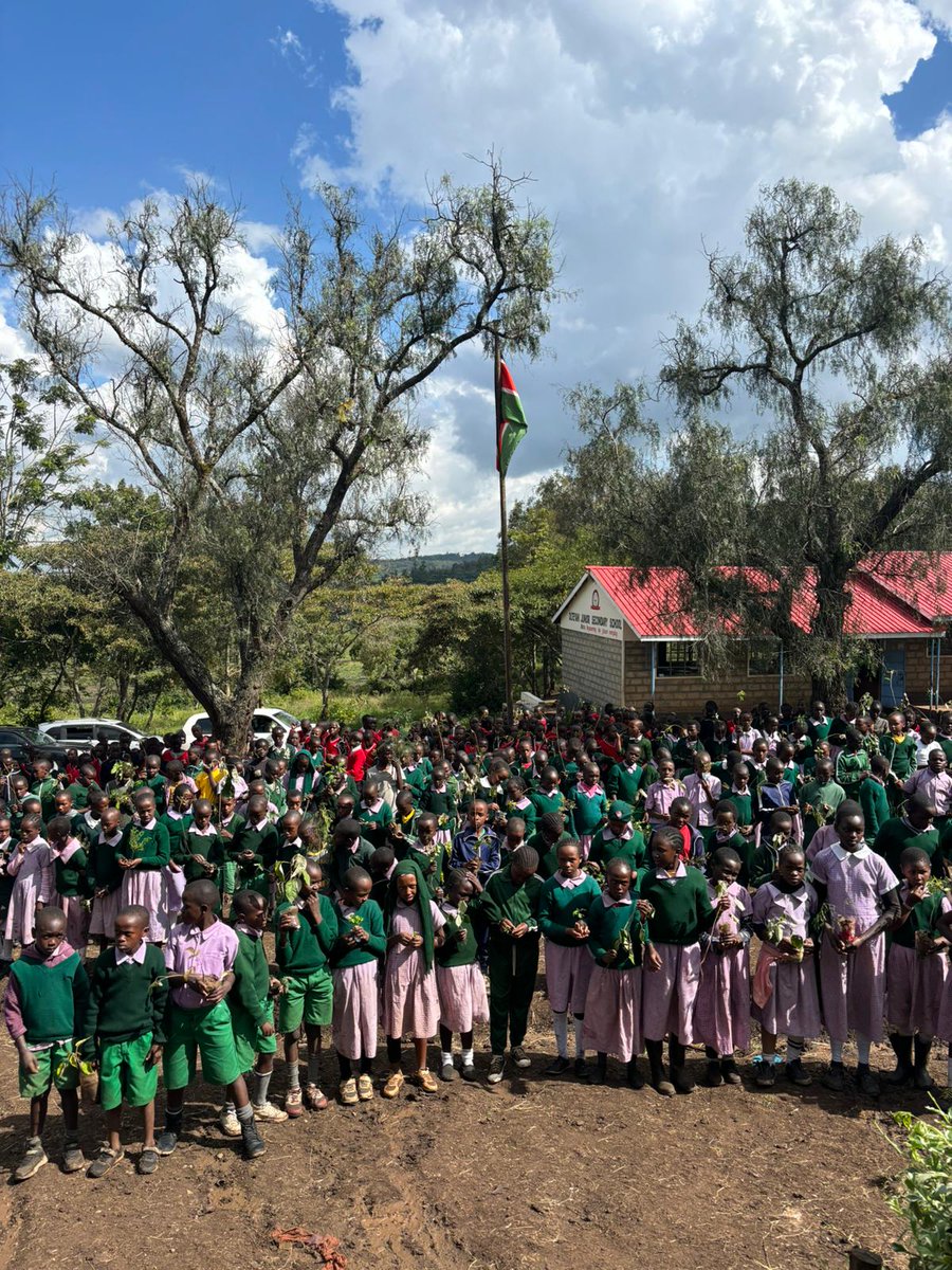Our team joined the amazing students at Olteyani Primary School for a #TreePlantingDay! We planted 436 trees and learned about the importance of sustainability and environmental conservation.
#ClimateAction #KeepingGirlsInSchool
#environmentaleducation
