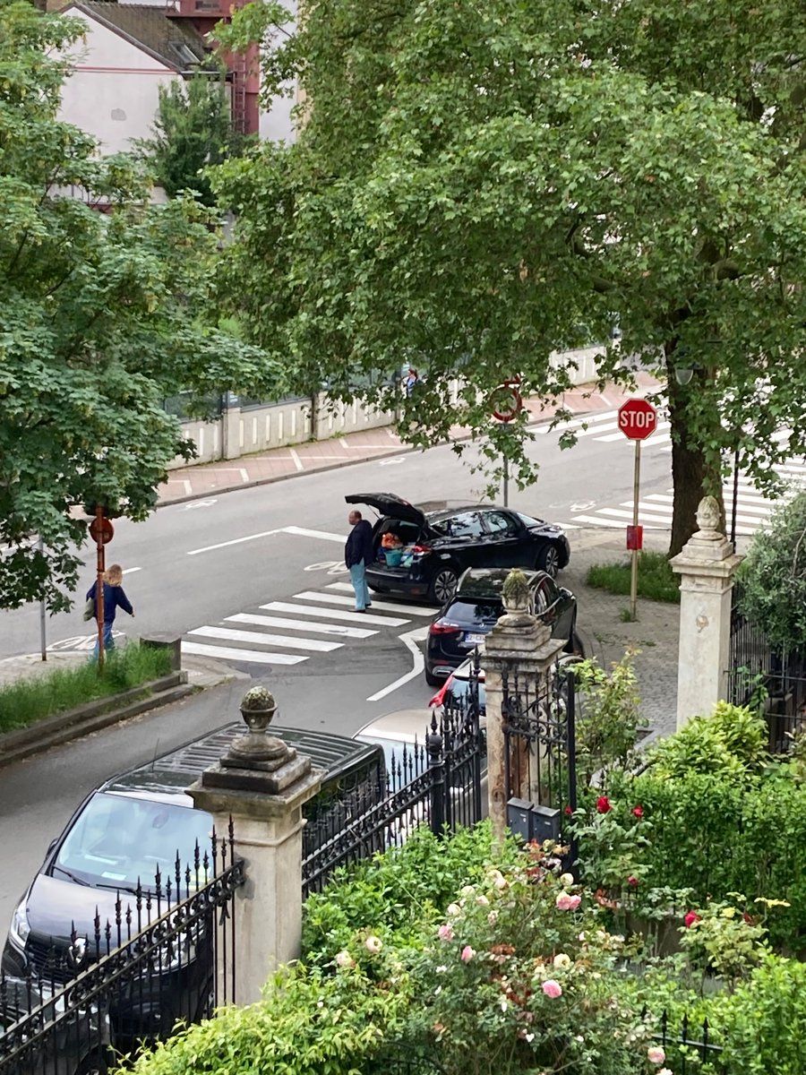 nicdemoy's tweet photo. @WorldBollard ?? @dimitristrobbe  @yvesrouyet besoin urgent de sécuriser ces apssages piétons aub🤯 https://t.co/E6Y4SNWxlj