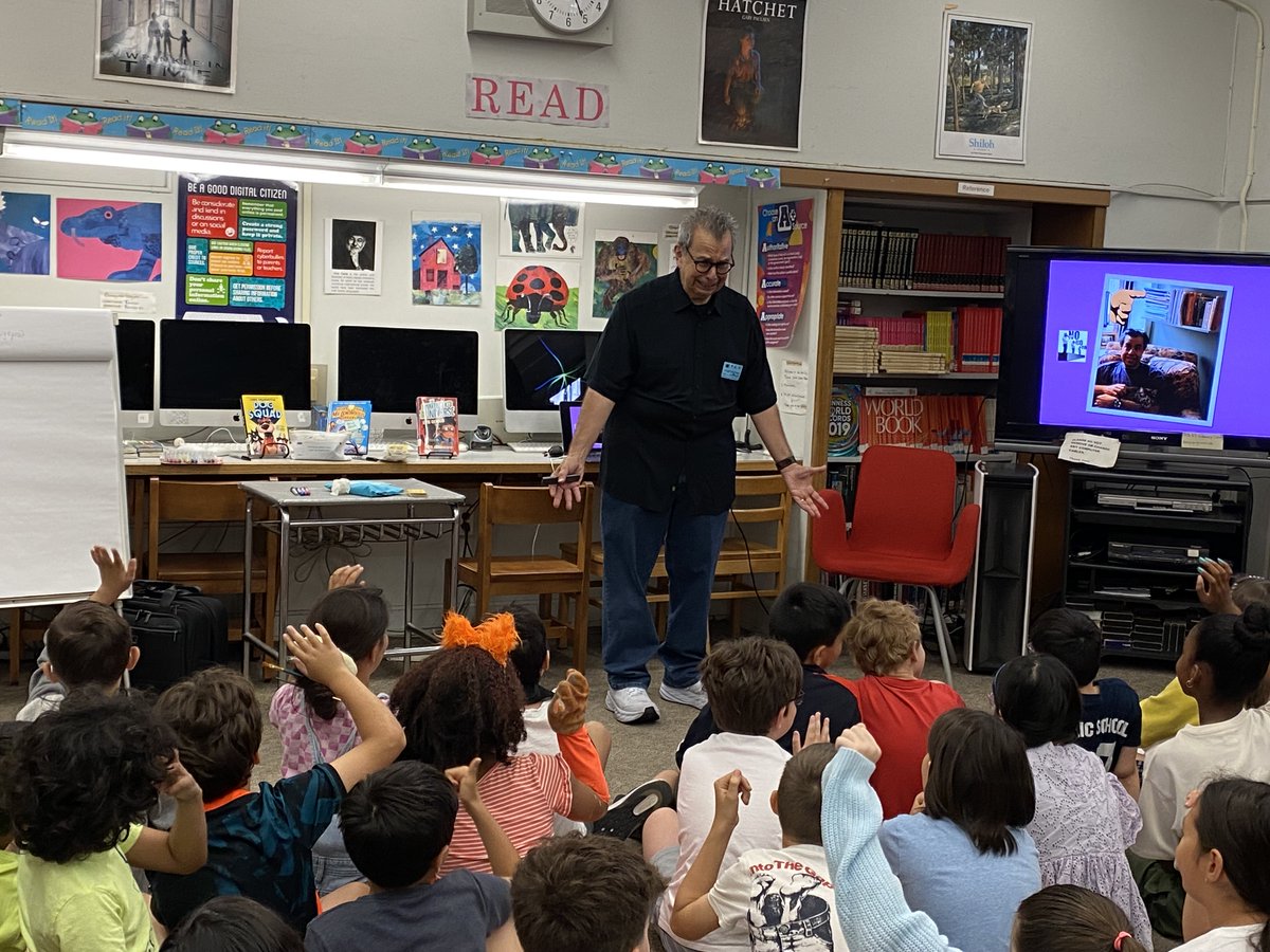 Every year, P.S. 87 here on the Upper West Side of Manhattan invites authors and illustrators to drop by for their EVERYBODY READS WEEK. It's always a blast. This morning, some very smart 4th graders and I made up a story together. @randomhousekids @RHKidsGraphic