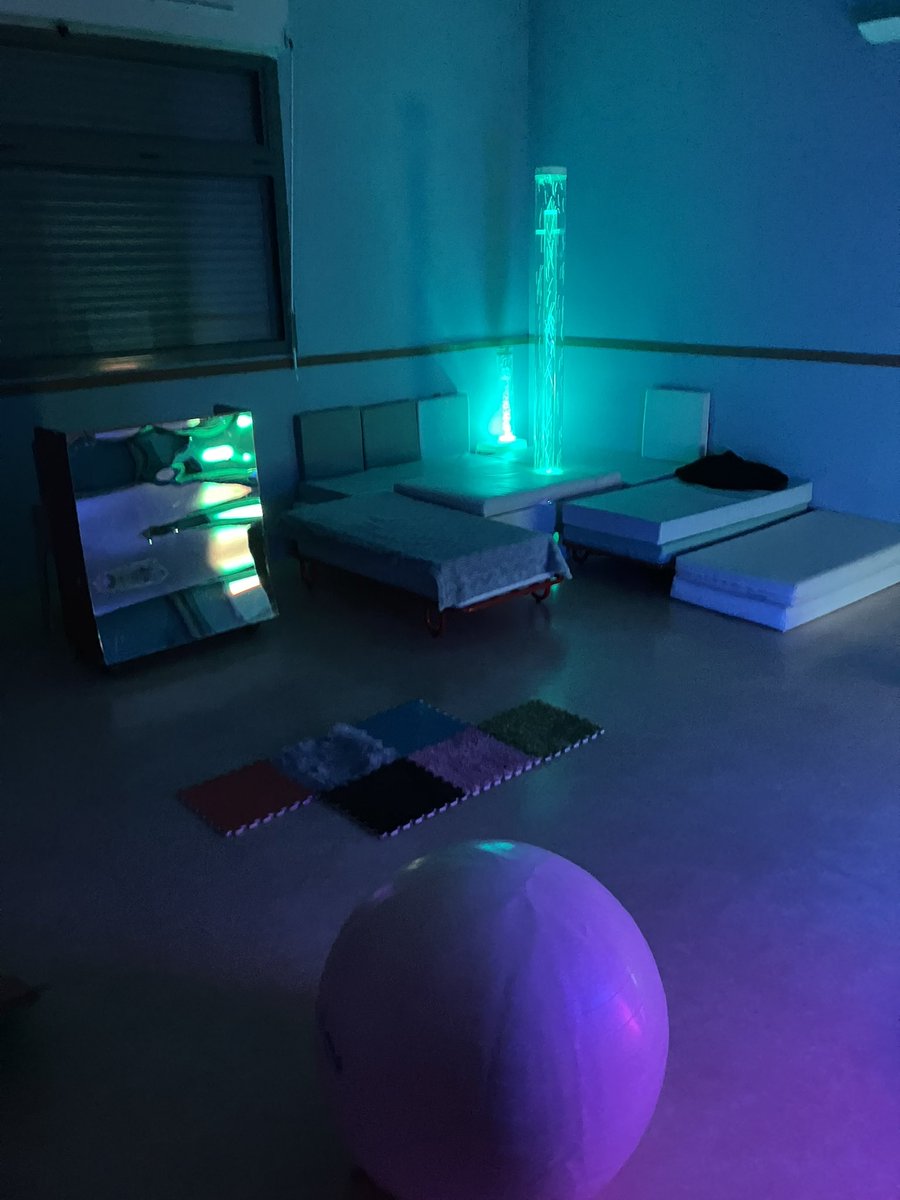 Salle sensori-motrice ~EMPu J Majurel Sussargues~ un espace calme stimulant six sens: vie ouïe odeur toucher proprioception vestibulaire🌌🌠 #ecoleinclusive @34Dsden @acmontpellier