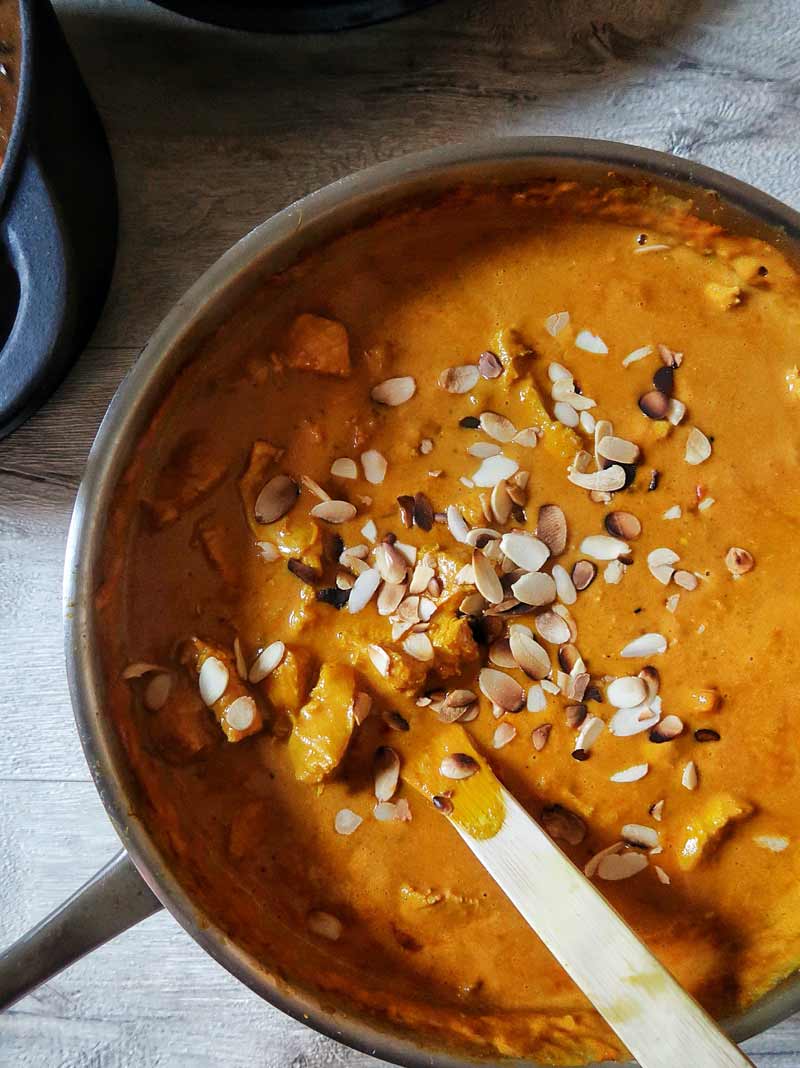 ⭐️ Butter chicken ⭐️

Full recipe 👉 theslimmingfoodie.com/healthy-ish-bu…

Rich, creamy, fragrant and delicious butter chicken. I use a mix of butternut squash and chicken breast in the sauce. This is a great dish to cook in larger quantities- you can always freeze any leftovers.