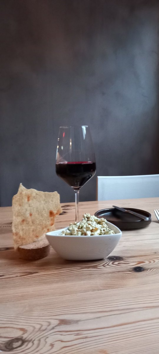 GodelieveTT's tweet image. Ben veel thuis geweest i.v.m. mijn knieblessure. Dat bevalt prima. Vandaag - ook door de regen - behoefte aan Horeca. #Tekoop #Tilburg ffe een break.