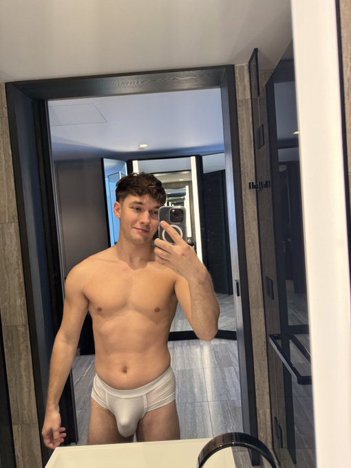 Hey, have a good day handsome. https://t.co/sdCWx4GNGh
