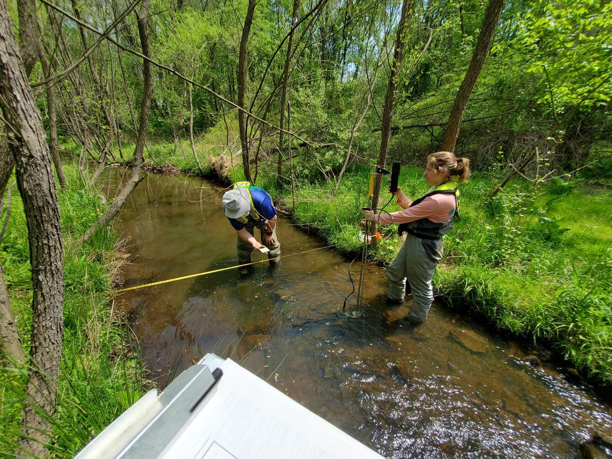 Happy #FieldPhotoFriday! @USGS scientists conduct a habitat survey at The Glade, an urban stream in Reston, Virginia. Get the data: waterdata.usgs.gov/monitoring-loc… 📸 Brendan Foster