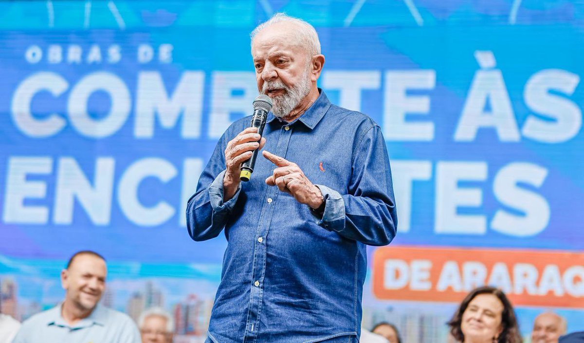 LulaOficial's tweet photo. Dia de assinar a Ordem de Serviço das obras de macrodrenagem e reurbanização de áreas afetadas pelas enchentes de 2022 e 2023 em Araraquara. Investimento de R$ 143 milhões para melhorar a vida das pessoas e evitar novos impactos das mudanças climáticas.

📸 @ricardostuckert https://t.co/mGRsLbYAQc