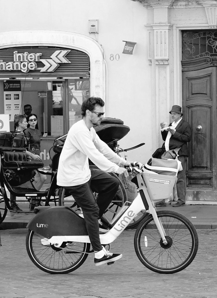 thestylesfandom's tweet photo. Harry Styles in Italy, 2024. https://t.co/8aNWJuedts