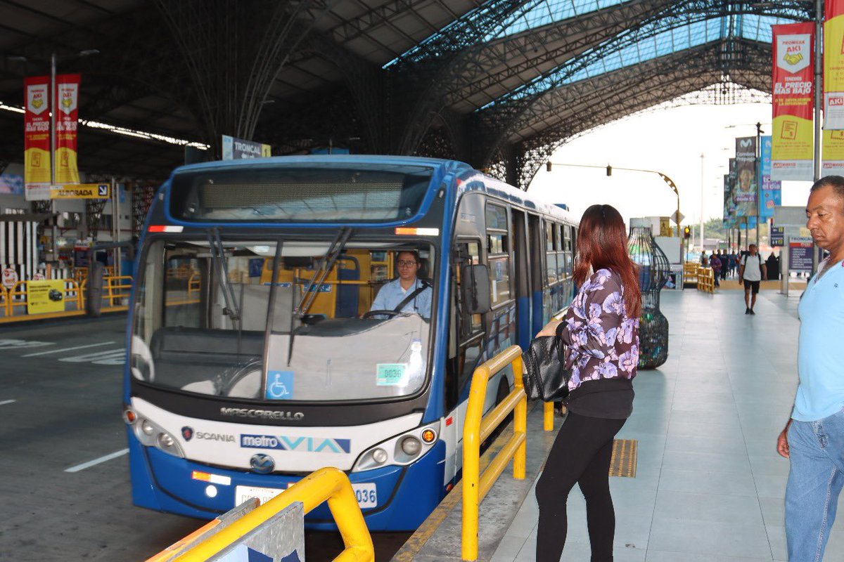 aquilesalvarez's tweet photo. Tema candela: El sistema de la Metrovía y la terminación del contrato con el consorcio de la troncal 2. Un tema feo que genera daños colaterales terribles y un dolor de cabeza para los ciudadanos en el día a día.

Hoy tenemos 3 troncales operativas, las 3 este año cumplen 17 años operativas sin recibir ni un centavo de reinversión en la flota y es por eso que en menos de un mes se incendiaron 2 unidades de la troncal 2. 

Había que tener pantalones para terminar unilateralmente con el consorcio de la troncal 2, porque uno de ustedes podía morir en situaciones precarias.

Internamente vamos a llevar al consejo para aprobar el aumento del pasaje interno a 45 centavos, que va a ir de la mano con un plan de aporte social, para que a través de la tarjeta única, que se va a llamar tarjeta guayaca, a ustedes les siga costando 30 centavos el pasaje de la Metrovía.

No hay forma de mejorar el sistema de Metrovía con unidades nuevas, sin el aumento interno, y repito interno. No se salgan del contexto del aumento de la tarifa que va a ser cubierta por el municipio, entre ATM y un convenio con la DASE.

Para que, a través de la tarjeta única, que no solo será para el pasaje, sino también para el seguro de salud, puedan seguir pagando los 30 centavos. Y a partir de octubre, de forma progresiva, empezar a disfrutar de un sistema de Metrovía nuevo con aire acondicionado y wifi.

Muchos nos dicen que eso es imposible, pero yo tengo un Dios de imposibles, y aquí estamos.