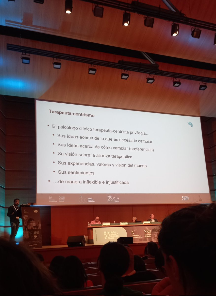 Increíble plan de viernes tarde escuchando a Norcross, Campbell y Alberto Gimeno abordando qué funciona y qué no en las relaciones terapéuticas. Con el mejor moderador posible @JesusArroyoPsiC