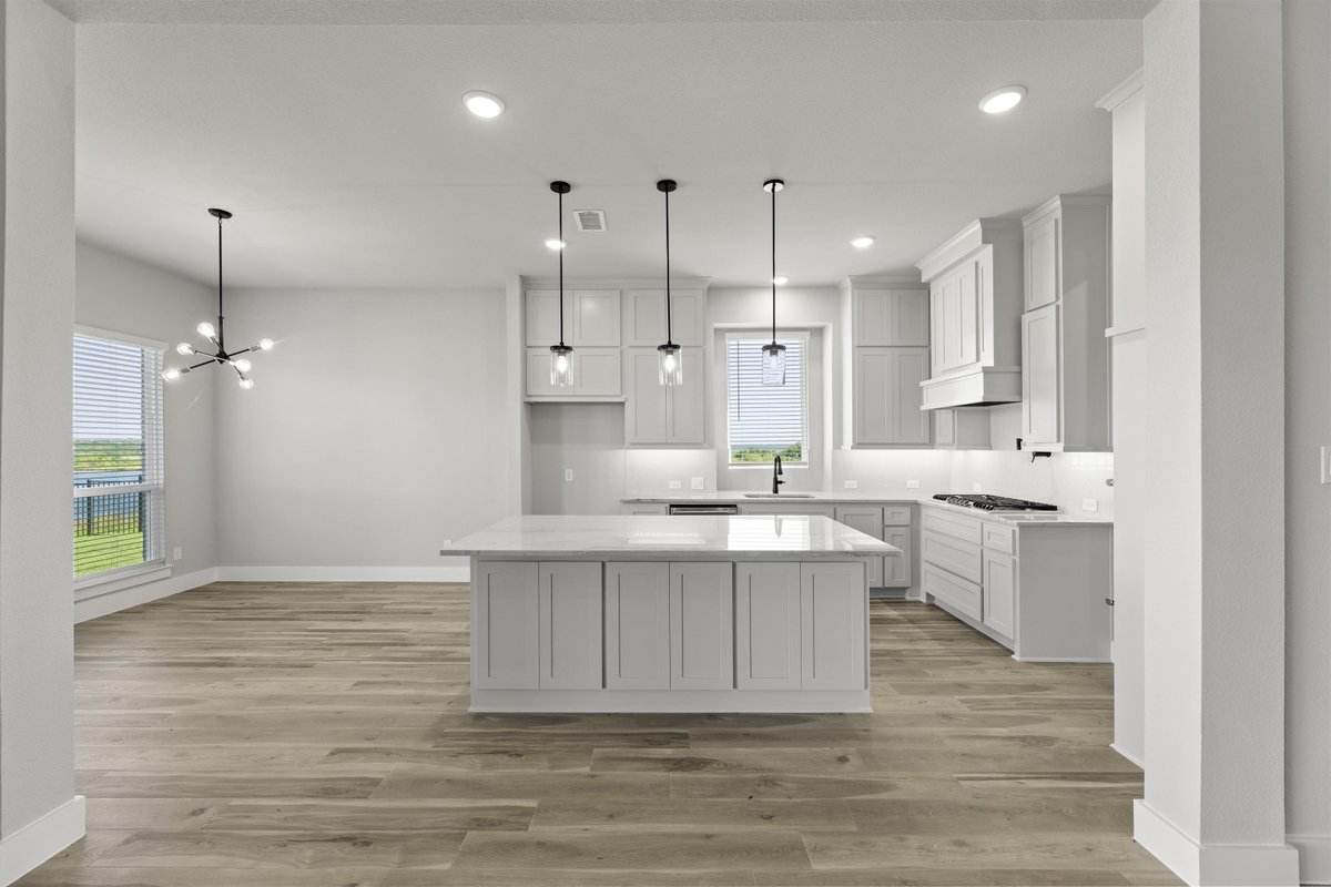 RealFirstTexas's tweet image. Dream Home Alert! 🌟 #FeatureFriday at Beautiful Polo Ridge in Mesquite!

This stunning Hillcrest with Media boasts 5 beds, 4 baths &amp;amp; a 3-car garage across 4,047 sq. ft.🏡✨offering serene lake views from the balcony!🌅Plus, qualified buyers get up to $20K* in closing...