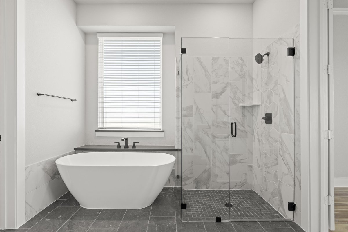 RealFirstTexas's tweet image. Dream Home Alert! 🌟 #FeatureFriday at Beautiful Polo Ridge in Mesquite!

This stunning Hillcrest with Media boasts 5 beds, 4 baths &amp;amp; a 3-car garage across 4,047 sq. ft.🏡✨offering serene lake views from the balcony!🌅Plus, qualified buyers get up to $20K* in closing...