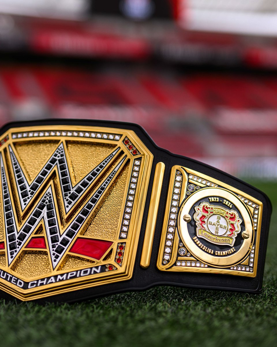 WWE membuatkan sabuk juara khusus bernuansa emas untuk Bayer Leverkusen, karena berhasil menjuarai Bundesliga musim ini tanpa mengalami kekalahan 🏆🇩🇪🤩 📸 WWE
