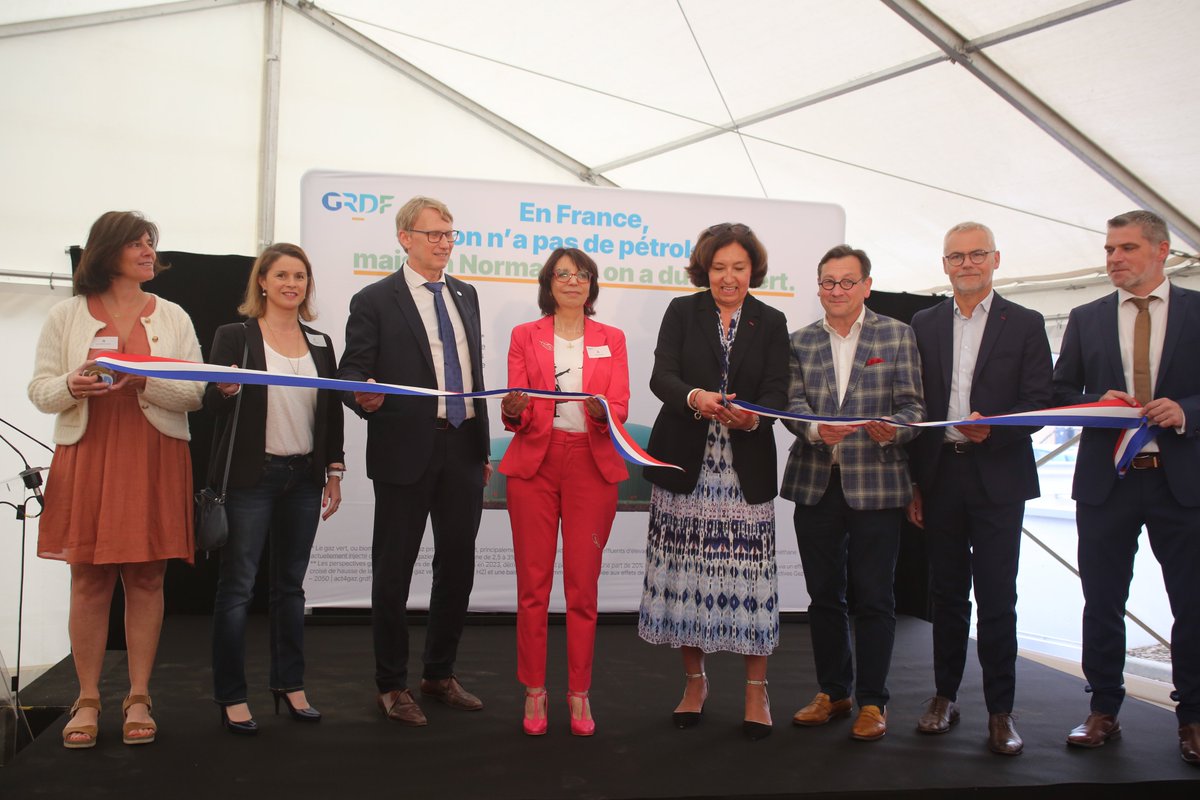 🎉 Succès de l'inauguration de notre nouveau siège à Isneauville ! Plus de 200 participants qui ont découvert nos solutions pour faire le grand saut du #GazVert , aux côtés de notre DG Laurence Poirier-Dietz qui a présenté notre nouveau projet "Mission Décarbonation" #GRDF