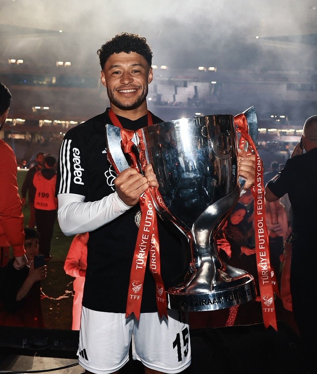 Alex Oxlade-Chamberlain'in kupa pozu. #ŞAMP11YON 🏆