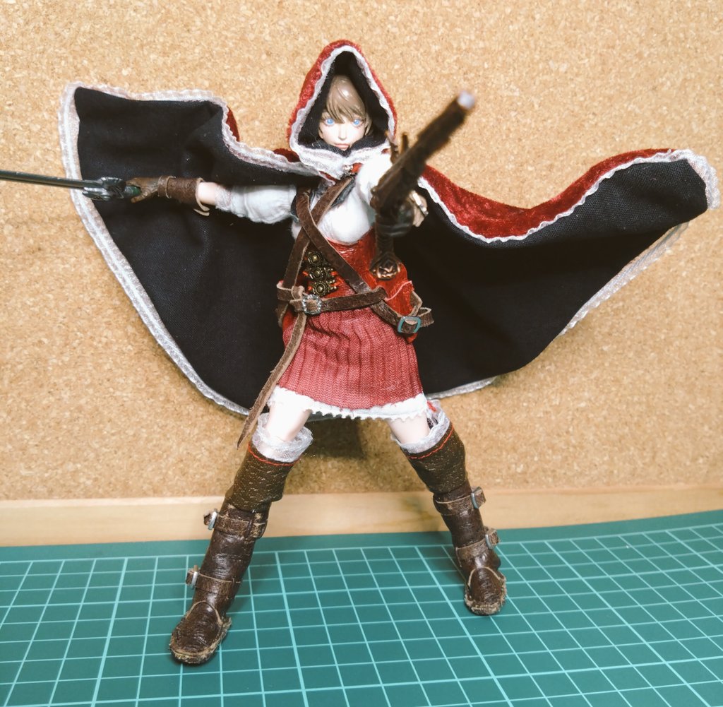 色々と煮詰まってきたので気分転換。
Red Riding Hood
マントと鞘とホルスター作りました。