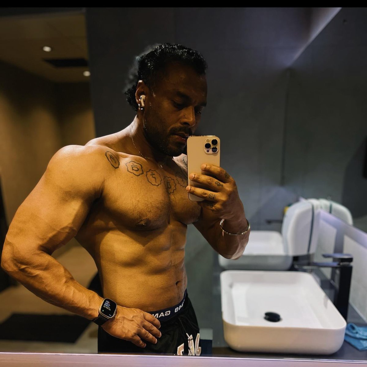 Please lower the cost of living. I'm not built for OnlyFans.
#getfitwithraznishh #blessedandthankful #personaltrainer #trainer #bodybuilding #work #fitness #gym #workout #fit #training #health #healthy #fitnessaddict #nutrition #bhfyp #india #indian #dubai #mydubai #dxb