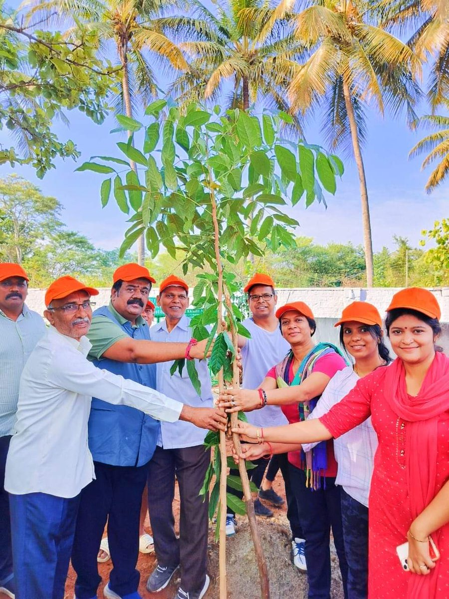 Participated in Plantation Drive at Byrasandra Lake premises.

Several citizens of C.V.Raman Nagar Assembly Constituency, joined the initiative to plant trees along the banks of the lake.

The green drive will give the Lake a new green dimension with better environmental impacts.