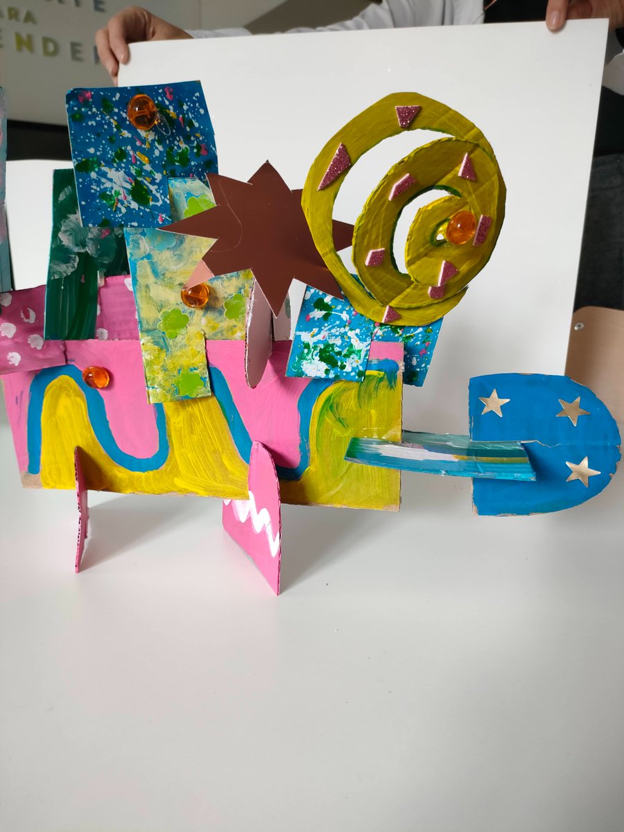 El pasado sábado 18 de mayo de celebró el día internacional de los museos. Y nuestros artistas del cole lo celebraron construyendo una escultura colaborativa y diseñando unos adorables monstruitos sin pincel y con mucha imaginación.