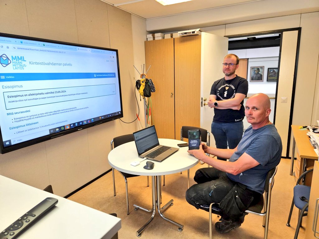 Viikon päätteeksi allekirjoitettiin rivitalohankkeen ennakkomarkkinointisopimus. Jos kaikki menee hyvin, Lopen Launosiin alkaa vuoden päästä rakentumaan energiatehokkaita asuntoja. Ota yhteyttä jos kiinnostaa ☺️ #LopeltaHyvä #Loppiratkaisu #esisopimus #asuminen #rakentaminen