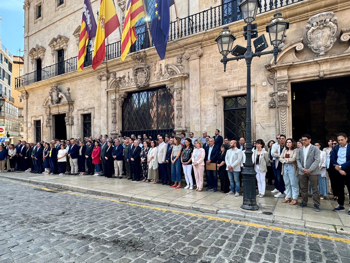 En el minuto de silencio convocado por  <a href="/ajuntpalma/">Ajuntament de Palma</a> por las personas que ayer perdieron la vida en el derrumbe de un local en Playa de Palma. Mi más sentido pésame a familiares y amigos.