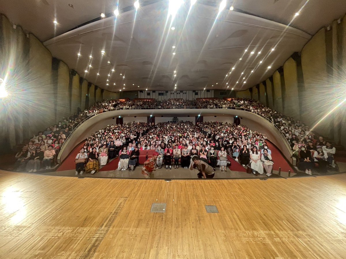 全国ツアー東京初日！！ 今日は肩慣らし程度にと ⚽️で喉あっためてから臨んだけど ちょっと板の上の笑いの魔物と ダンスし過ぎて気付いたら iPhone11ぐらいアツくなっちまったわ🌆 明日は日本来る時のPSGぐらい 流してくつもりw ごめんな！！🤚 #拝啓暗黒物質様へ