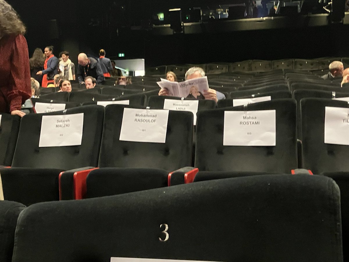 🛑 #Cannes2024 En place au Grand Théâtre Lumière pour assister à l’un des moments assurément les plus forts de toute cette édition : la venue de Mohammad Rasoulof et la présentation de #TheSeedOfTheSacredFig en compétition