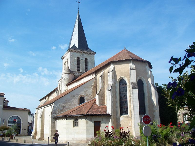 Eglise Saint-Denis à #JaunayMarigny (#Vienne) Edifice du XIIe siècle, transformé du XIIIe au XVe siècle. A l'intérieur, la travée sous clocher, seul témoin intact du XIIe siècle, se compose de gros piliers avec... Suite 👉 monumentum.fr/monument-histo… #Patrimoine #MonumentHistorique