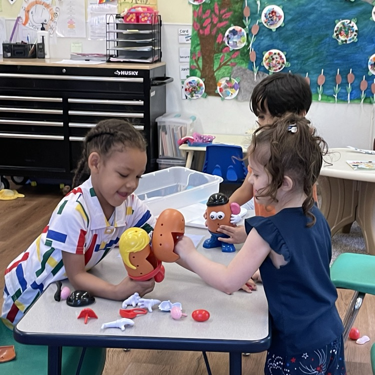 WestGeneseeCSD's tweet image. West Genesee UPK students at Learn as You Grow were busy learning many different skills yesterday!  #playtolearn #learnthroughplay #UPK