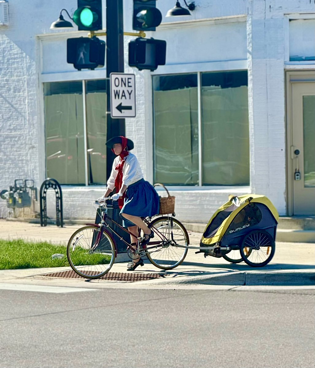 We need to design our bike infrastructure for all ages & abilities, including & especially this well dressed person & kid in the trailer. 🚲 ❤️