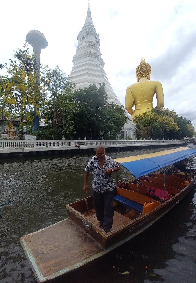 On Bangkok Canal Adventure Tour, I use a small long tailed boat, which is nimble and the engine noise is not as loud. Bangkok, Thailand