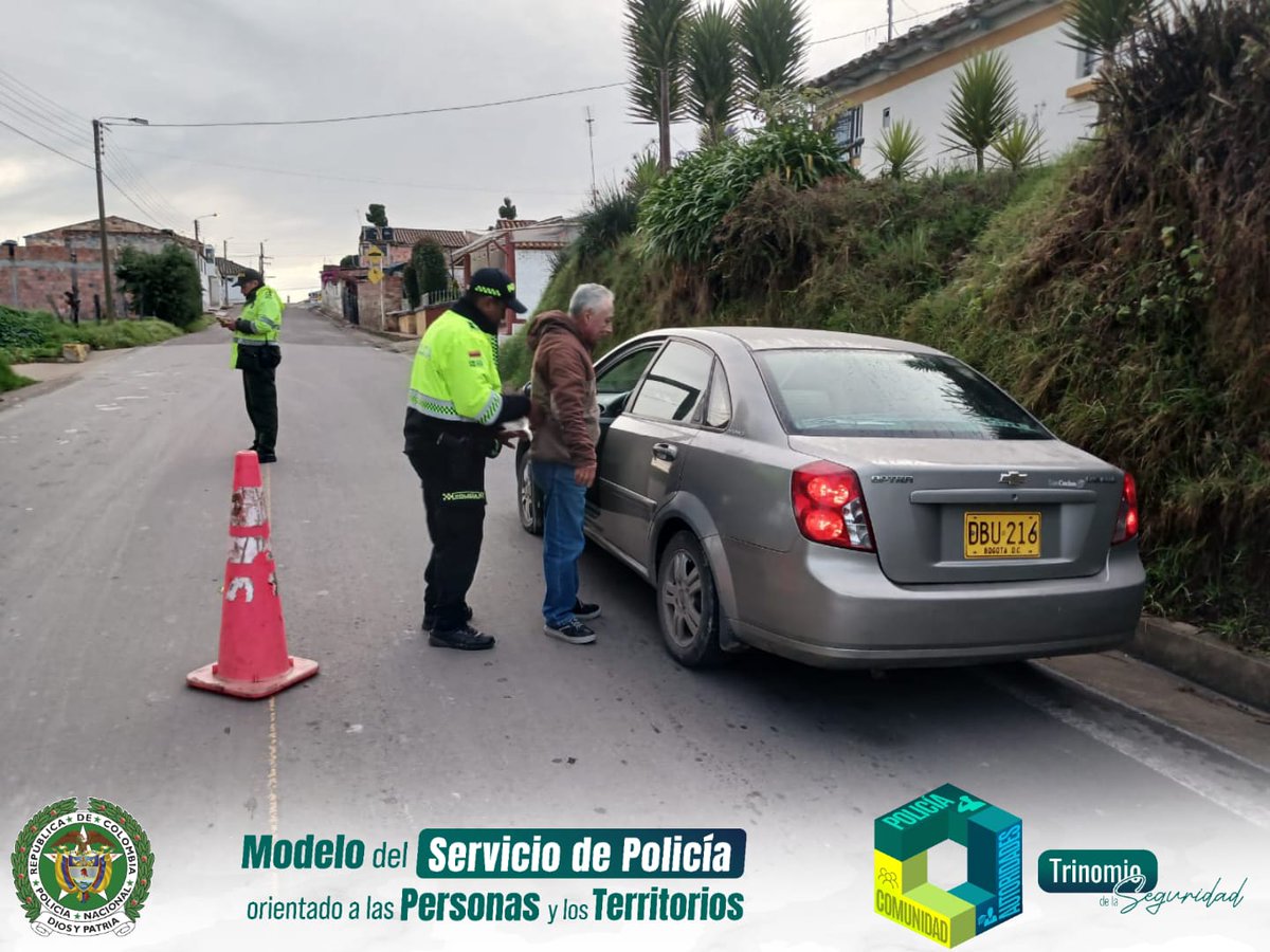 CRISTALSTEREO's tweet photo. Desde muy temprano en los ejes viales que conducen a #Chivata y #VillaDeLeiva, @PoliciaMTunja adelanta planes de prevención y control, registro a personas y solicitud de antecedentes para garantizar la seguridad #EnElTerritorio. https://t.co/cjSqmlxUyp
