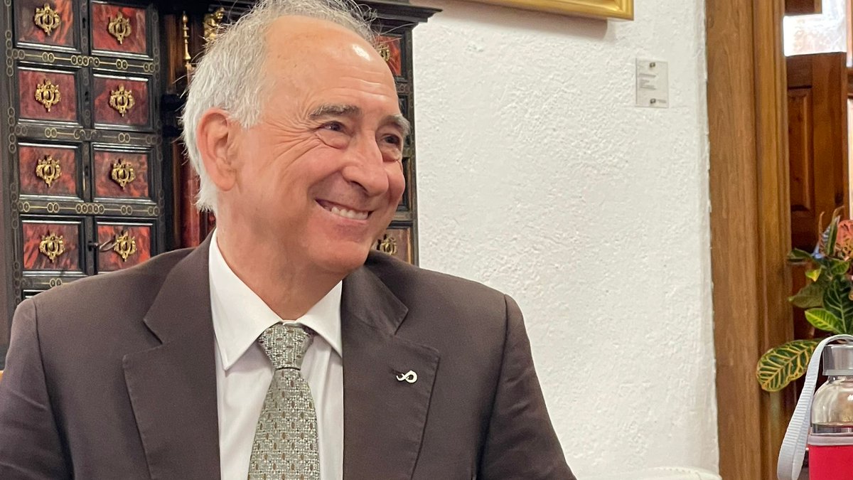 UccUnizar's tweet photo. Durante la charla-entrevista en el Salón de Grados de la Facultad de Ciencias, Ricardo Ibarra ha destacado 
la importancia de cultivar la curiosidad para avanzar en la ciencia, porque “sin curiosidad no hay ciencia”.  
@unizar @CanalUGR @UGRinvestiga https://t.co/DmUnOVSoc3