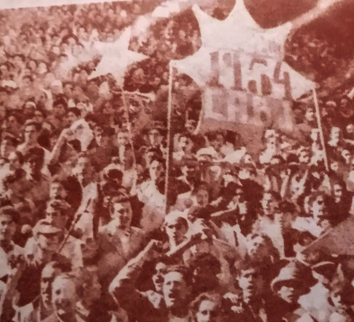 La hinchada del club Boca Juniors en el festejo del campeonato de 1954  donde agrega una nueva estrella a su escudo. 
Revista "Así es Boca" /16 /11/1954/