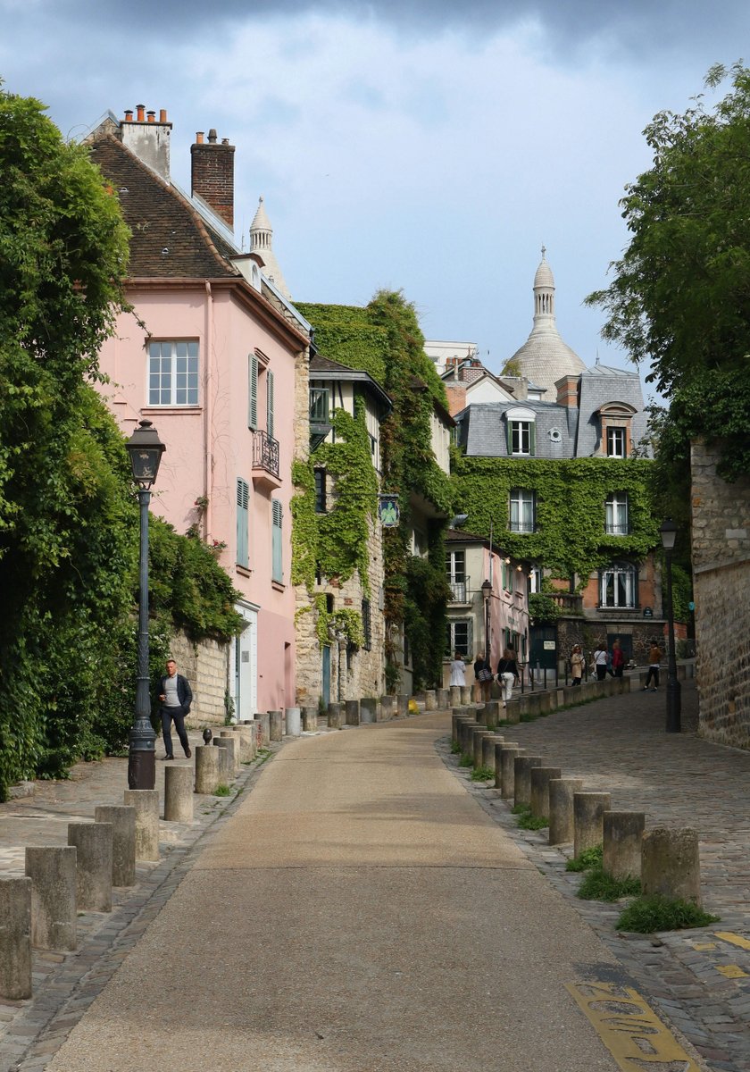 Happy Friday and bon week-end à tous! #Paris #Travel #FridayVibes #France #Montmartre #architecture #FridayMood #WeekendVibes #Parisjetaime 📸 Satvik ♥️💞