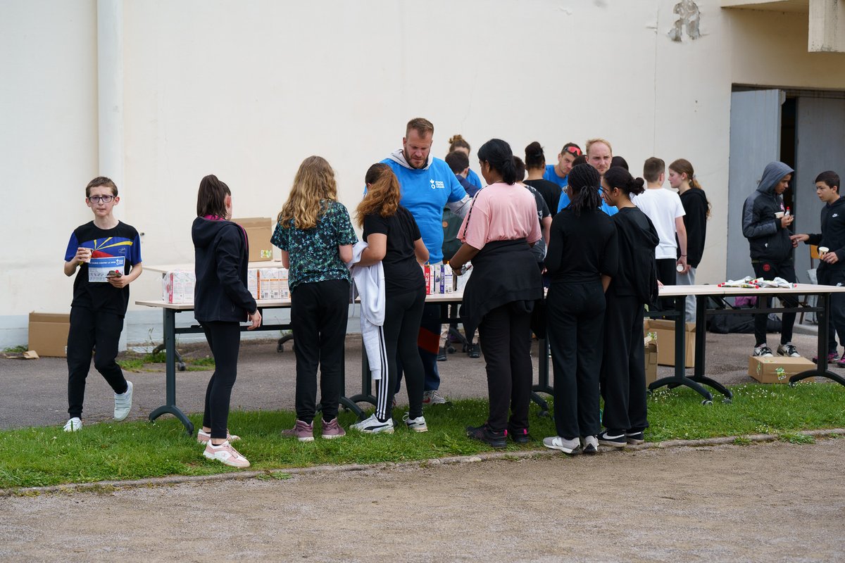 Le collège Jean-Marc Laurent a organisé la #CourseContreLaFaim ! Les élèves ont trouvé des sponsors prêts à faire un don pour chaque tour réalisé 🏃‍♀️🏃‍♂️ Les fonds soutiendront des projets humanitaires de l'association 'Action contre la faim' au Bangladesh