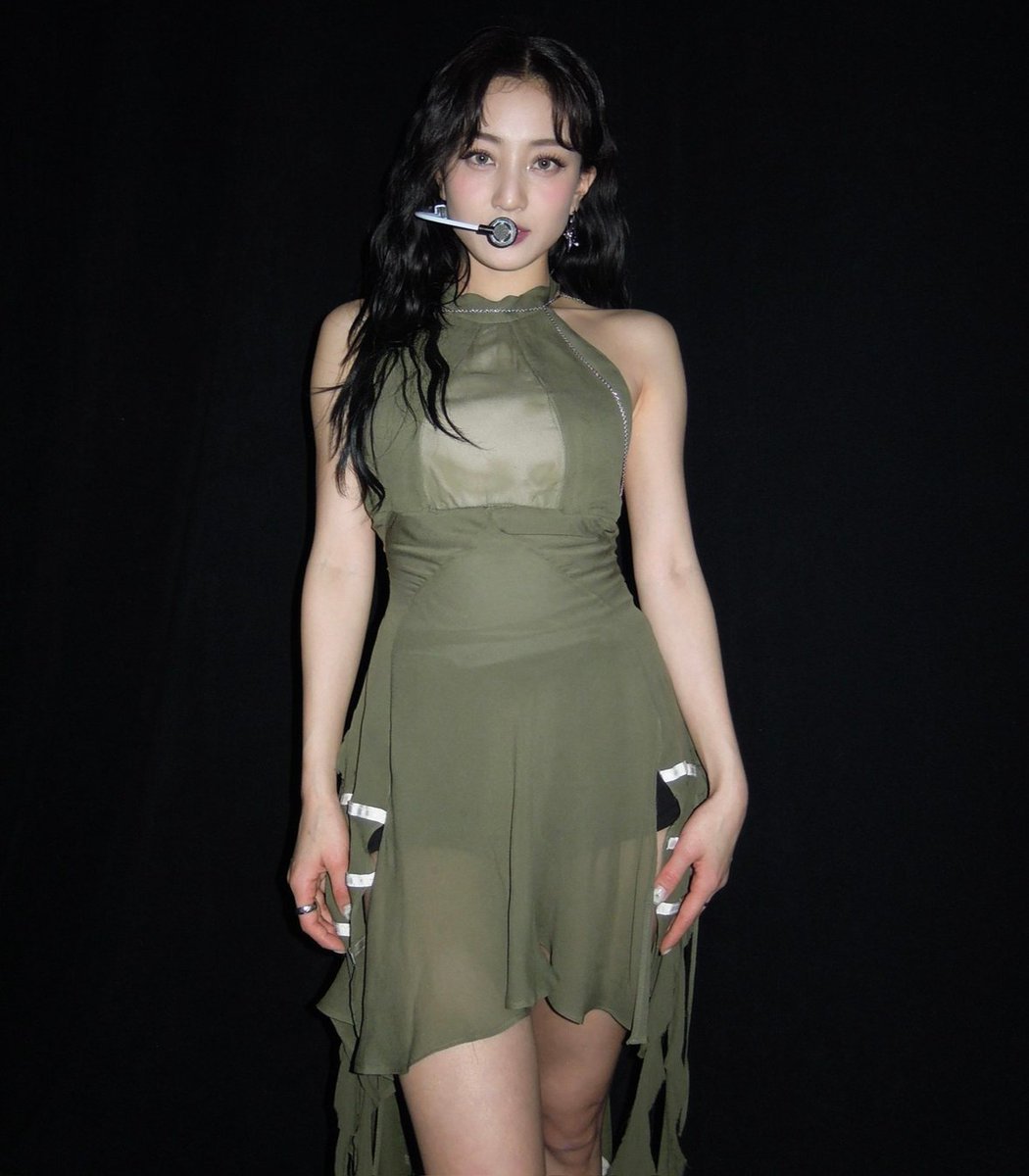 godmitzu's tweet photo. JIHYO IS SO FINE IN THIS FIT https://t.co/jlCgJnTLRt