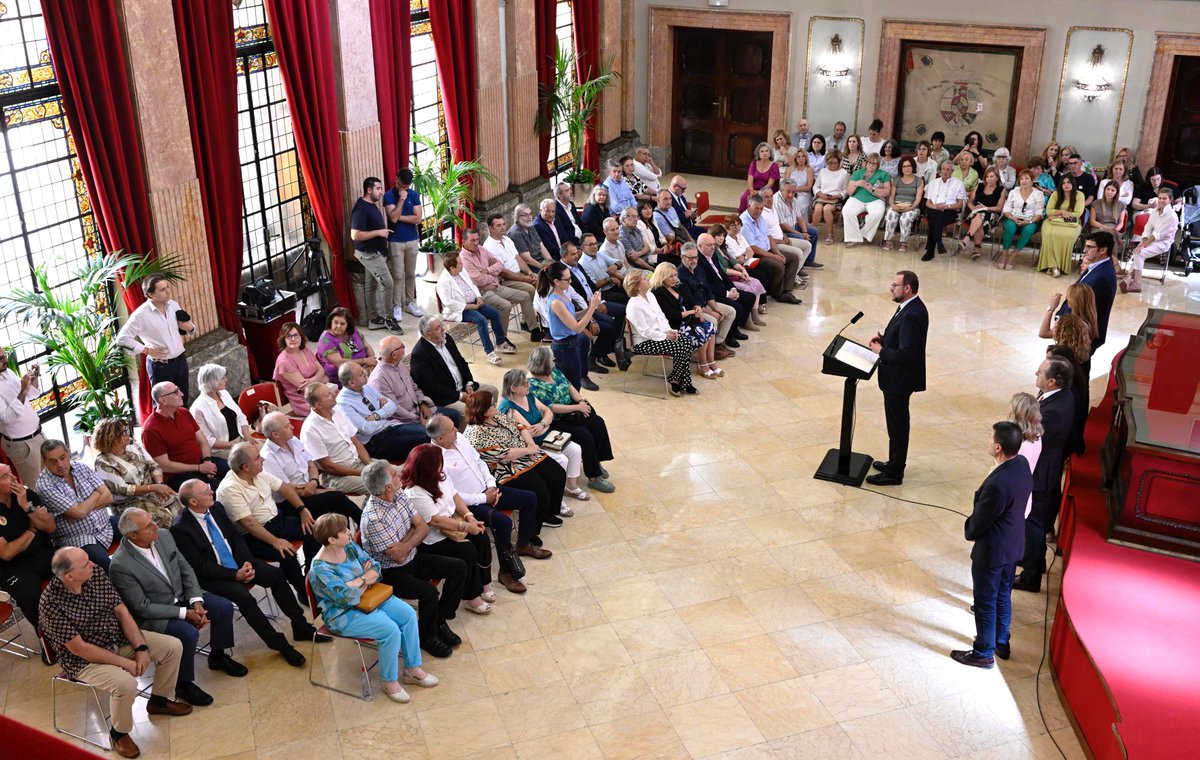 El Ayuntamiento rinde homenaje a los más de cien funcionarios jubilados este año. centromedios.murcia.es/PUBLICO/NotaPr…