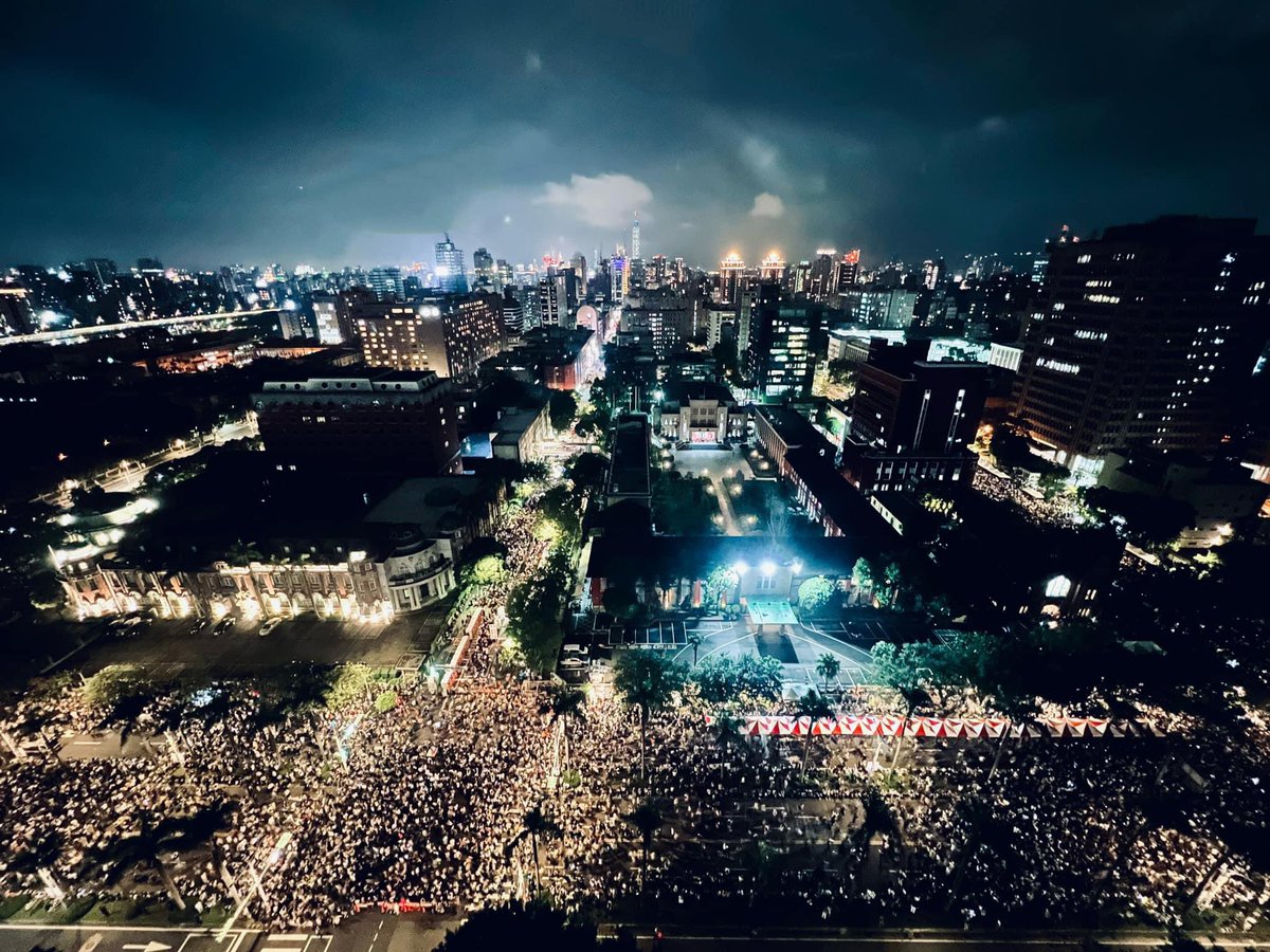 NOW in #Taiwan:80K protesters gather outside parliament, demonstrating against opposition parties’ attempt to push controversial bills—expanding legislative power to scrutinise the government and potentially criminalising ‘uncooperative’ officials—without proper process.📷JC Shih