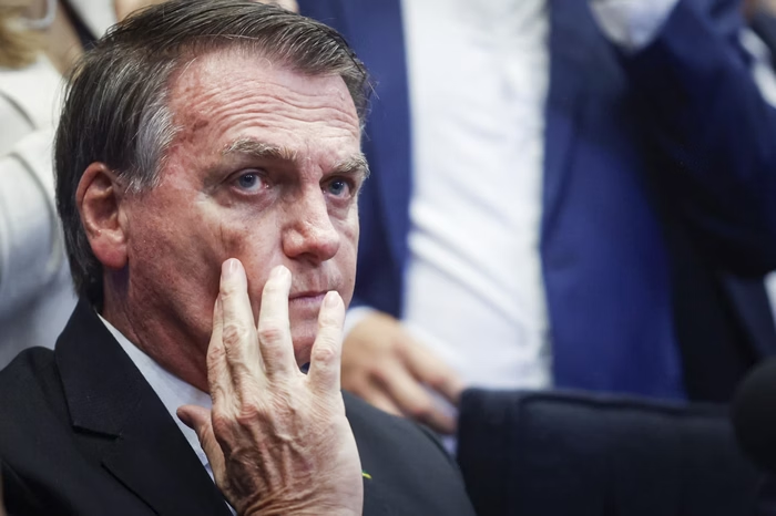 BlogdoNoblat's tweet photo. Defesa matou chance de Bolsonaro concorrer em 2026, dizem ministros do TSE. Integrantes do tribunal avaliam que a chance de ser revertida a condenação de Jair Bolsonaro é praticamente nula.  Não existe mais brecha para a defesa entrar com recurso à condenação no TSE. Os advogados tinham duas opções. Uma deles seria continuar recorrendo à corte eleitoral com embargos de declaração, sem apelar ao STF. Ainda que os pedidos fossem negados, o processo ficaria vivo no tribunal por algum tempo, até que a mudança na composição do plenário fosse mais favorável ao ex-presidente (uol)
