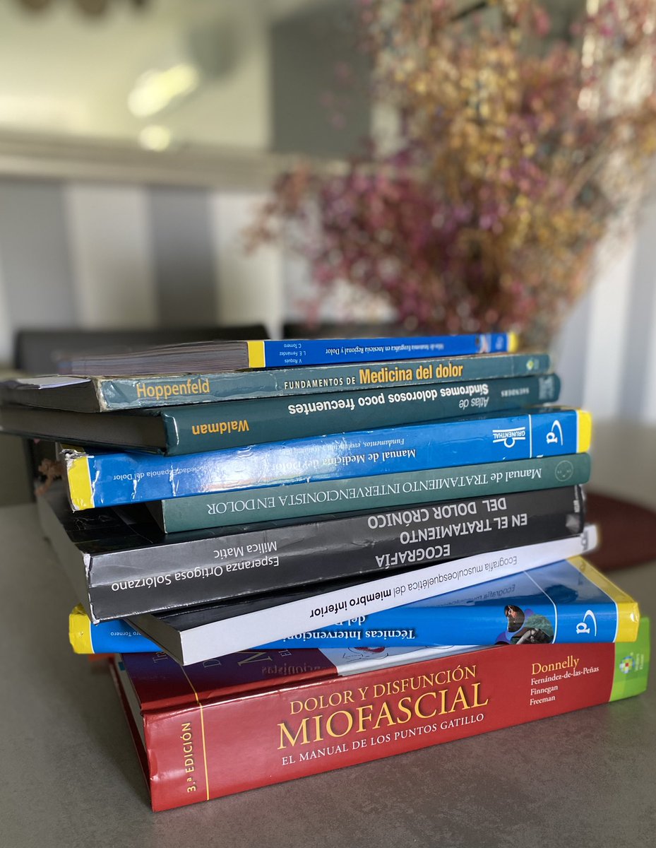 MSalmeronANR's tweet photo. Lo primero que nos preguntan los residentes cuando rotan en la UNIDAD DE DOLOR 🏥 …

… es ¿QUE LIBRO ME MIRO? 🕵🏻

🧐 Vamos a ver una 
LISTA DE LIBROS 📚
RECOMENDADOS 😍
para ESTUDIAR el 🧐
TRATAMIENTO DEL DOLOR 💉

👇🏽 Abro hilo … https://t.co/u8uLSMDX8o