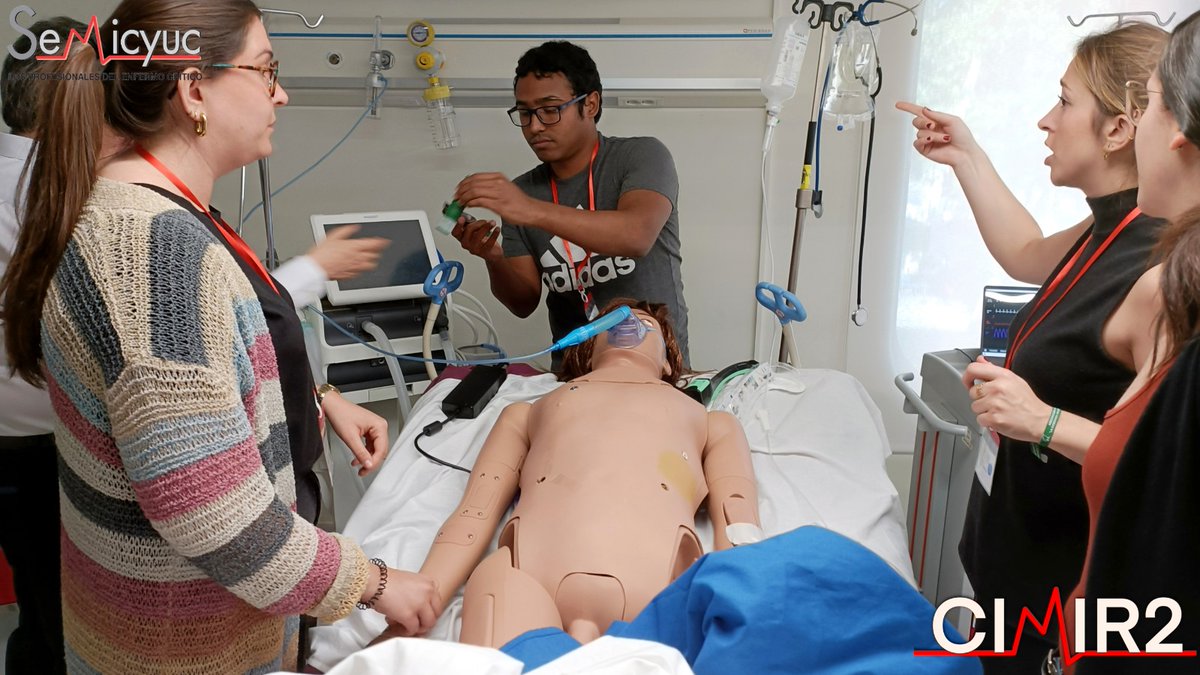semicyuc's tweet photo. El Grupo de Trabajo de Formación y Simulación Clínica de la SEMICYUC lleva a cabo un taller en el curso #CIMIR2 en el que los residentes deben resolver tres casos clínicos con problemas respiratorios. Pedir pruebas, comprobar el material, tranquilizar al paciente... no pueden dejar nada al azar. Este taller cuenta con la colaboración de Chiesi y nuestros R2 lo finalizan con un debriefing en el que analizan cada detalle. ¡Gracias por vuestro entusiasmo!